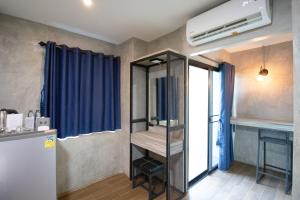 Rabbit Hotel Phimai的厨房或小厨房