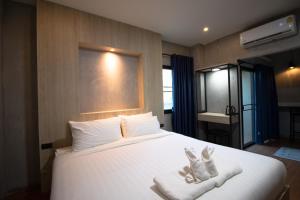 Rabbit Hotel Phimai客房内的一张或多张床位
