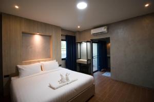 Rabbit Hotel Phimai客房内的一张或多张床位