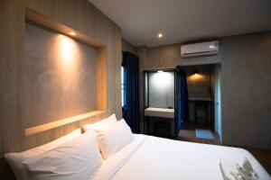 Rabbit Hotel Phimai客房内的一张或多张床位