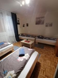 Posteľ alebo postele v izbe v ubytovaní Orsi Szálláshelyek Kecskemét 2