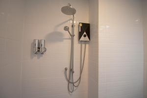 Pi MaiRabbit Hotel Phimai的带淋浴喷头的浴室