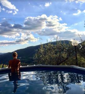 um homem ao lado de uma piscina em Guesthouse Runcini em Ferentillo
