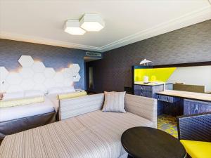 Un pat sau paturi într-o cameră la Laguna Garden Hotel