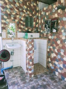 une salle de bain avec toilettes et lavabo dans l'établissement Buenaventura Beachresort, à Nauhang