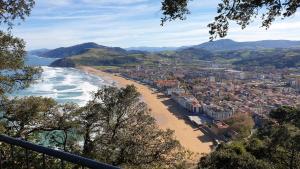 - Vistas a la playa, a la ciudad y al océano en Hotel Zarauz, en Zarautz