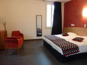Een bed of bedden in een kamer bij Cit'Hotel de La Vallée