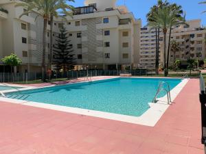 uma piscina em frente a um edifício em Montemar Terral Apartments em Torremolinos