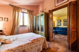 Ένα ή περισσότερα κρεβάτια σε δωμάτιο στο Charming Villa in Pisa with terrace and shared pool. +13 φωτογραφίες