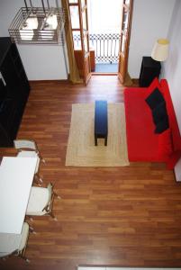 バレンシアにあるApartamento Centro Valenciaのリビングルーム(赤いソファ、青い椅子付)