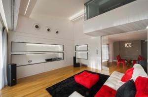 sala de estar con sofá y asiento rojo en Suite Testani, en Frosinone