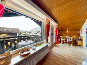 加爾米施－帕騰基興的住宿－Chalet Alpenglühen，客房设有带大窗户的阳台。