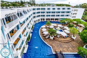 Výhled na bazén z ubytování Andaman Seaview, Karon Beach - SHA Plus nebo okolí