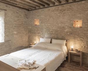 a bedroom with a bed with two tables and two lights at Rocca Castrignano in Riano