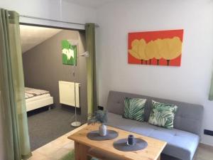 Haus Wutzl في ماريازيل: غرفة معيشة مع أريكة وطاولة