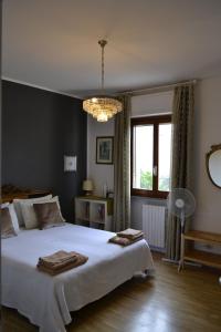 奧西莫的住宿－Osimo B&B，卧室设有一张白色大床和一扇窗户。