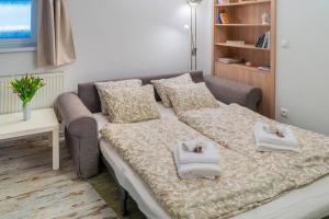 1 dormitorio con 1 cama con toallas en PROVENSÁLSKY RODINNÝ APARTMÁN MANDOLINA, en Bojnice