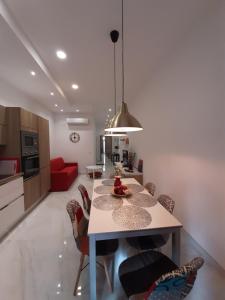 uma cozinha e sala de jantar com mesa e cadeiras em QLiving Central New Apartments Gzira Sliema Promenade em Il-Gżira