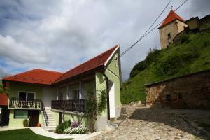 uma pequena casa com uma varanda e uma torre em House Minka em Ptuj