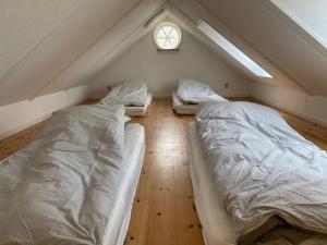 מיטה או מיטות בחדר ב-Strynø Living