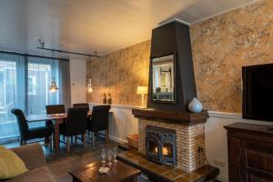 sala de estar con chimenea y comedor en Van Gogh Huis Medemblik, en Medemblik