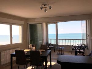 ein Esszimmer mit Blick auf das Meer in der Unterkunft Cap Eden 4 personnes in Saint-Jean-de-Monts