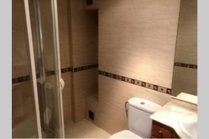 een badkamer met een douche, een toilet en een wastafel bij Villa exclusiva cerca del mar con Piscina privada in Benicàssim