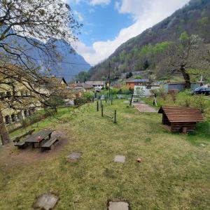 un parque con dos mesas de picnic en un campo en La Pergola by Quokka 360 - for mountain sports enthusiasts, en Lavorgo