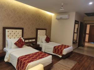 Hotel JSR Continental客房内的一张或多张床位