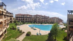 uma vista aérea de um complexo de apartamentos com uma piscina em Nana apartment in Kaliakria resort em Topola