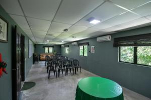 une chambre avec un groupe de chaises et une table dans l'établissement Green Peace Sungai Lembing, à Sungai Lembing