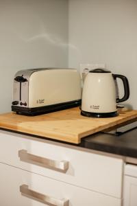 a slow cooker and toaster sitting on a counter at Casa Gaveto in Sabugal