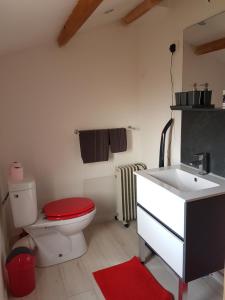 レ・サ​​ーブル・ドロンヌにあるOlékatéのバスルーム(トイレ、洗面台付)