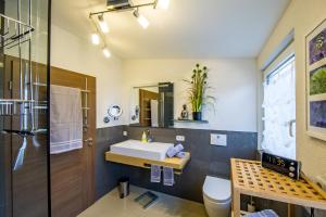 Ένα μπάνιο στο Ferienwohnung Groß Taubertal +9 φωτογραφίες