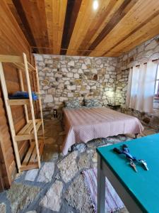 Camera con letto e soffitto in legno. di Filoxenia - The Place of Experience a Himare