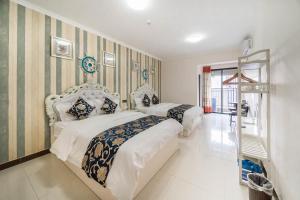 Ліжко або ліжка в номері Pazhou Laiste International ApartHotel Canton Fair Complex Branch