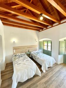 Un pat sau paturi într-o cameră la La Despensa de la Corredera Hostal