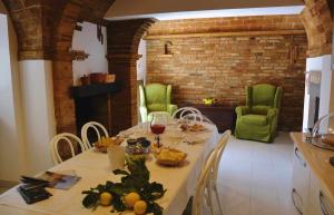 a dining room with a table with food and wine at B&B Cornelia in Atri
