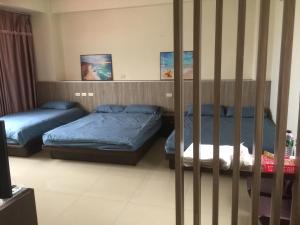 um quarto com duas camas num quarto em 美麗的民宿 可電洽民宿 em Beigan
