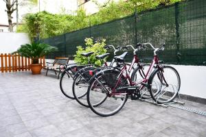 eine Gruppe von Fahrrädern, die nebeneinander geparkt sind in der Unterkunft Residence Marlin in Riccione
