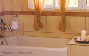 Ein Badezimmer in der Unterkunft Classique International in Dominica