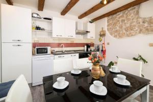 Η κουζίνα ή μικρή κουζίνα στο ODISEJA