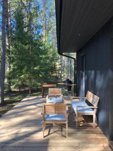 - une terrasse avec 2 chaises et une table dans l'établissement Kalana Virve Holiday Villa, à Kalana