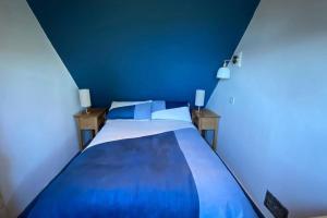 Postel nebo postele na pokoji v ubytování Lamlash- Self catering accommodation with seaviews