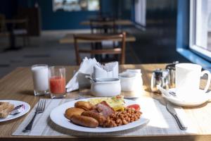 - une table avec une assiette de petit-déjeuner dans l'établissement Eseriani The Resort, à Naivasha