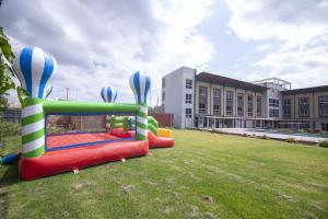 Večerní zábavní program pro hosty v ubytování Eseriani The Resort