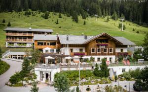 eine Luftansicht des Gasthofs auf den Berg in der Unterkunft Hotel Stäfeli in Lech am Arlberg