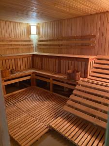 um interior de uma sauna com bancos e uma luz em Green Villa em Hora