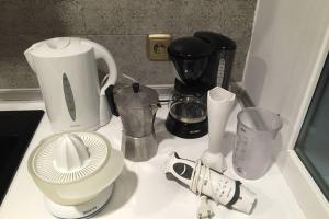 a counter with a blender and other appliances on it at AMPLIO APARTAMENTO en GROS con PARKING PRIVADO in San Sebastián