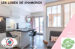 シャモニー・モンブランにあるNid douillet de Chamonixのキッチン(カウンター、椅子付)
